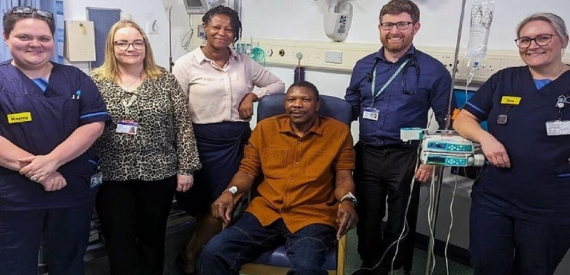 Professor Elliot Phebve é a primeira pessoa vacinada no mundo contra o câncer de intestino