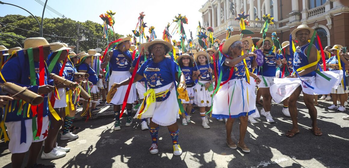 Belém presencia 1º cortejo do Arrastão do Pavulagem com multidão no centro da cidade