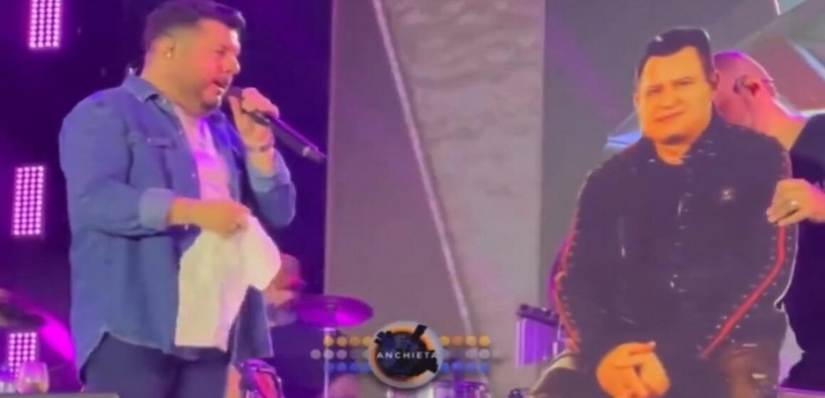Com ausência de Marrone, Bruno canta ao lado de papelão com foto do cantor