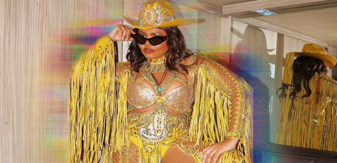 Gaby Amarantos participa da parada LGBT+