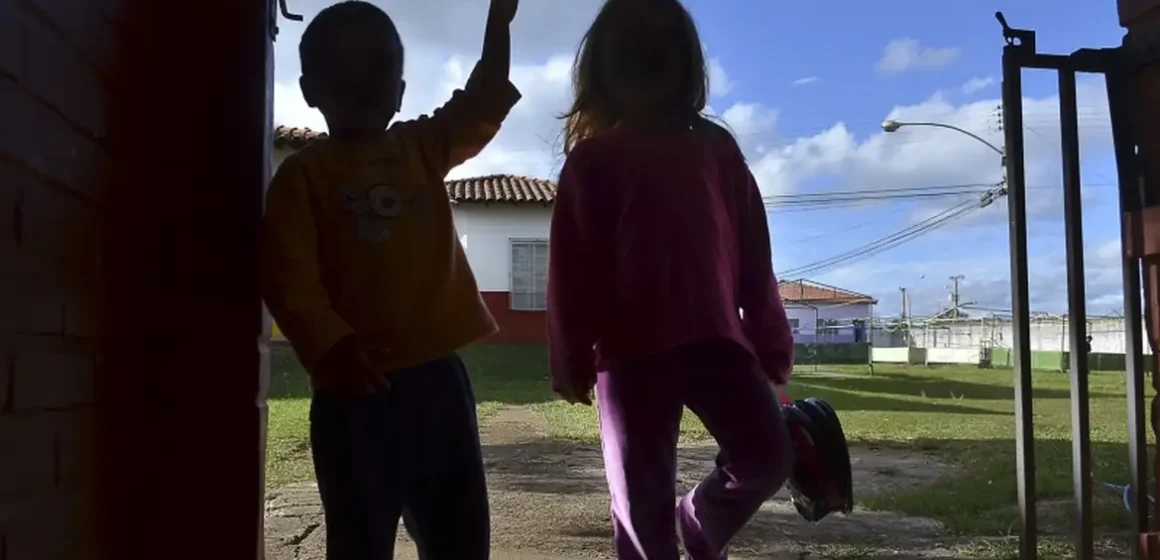 Leis de proteção às crianças enfrentam cultura de violência no país