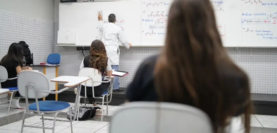 Senado aprova reformulação do ensino médio 