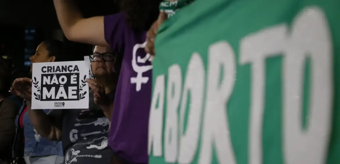 Saiba como é a legislação sobre aborto pelo mundo
