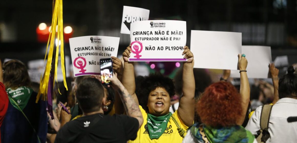 Brasileiros protestam contra PL que equipara aborto a homicídio