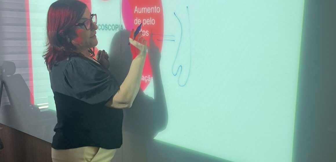Dermatologista Maria de Fátima Maklouf ministra aula sobre alopecia, em Belém