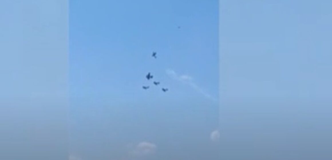 Piloto morre após colisão de aviões em show aéreo em Portugal