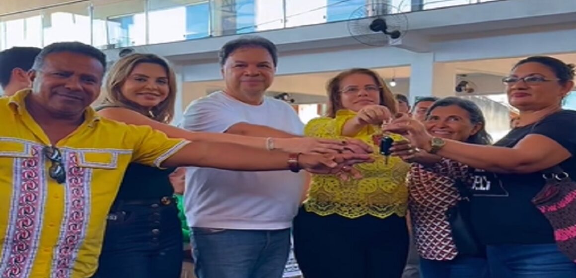 Chicão acompanha entrega de cheques do “Sua Casa”