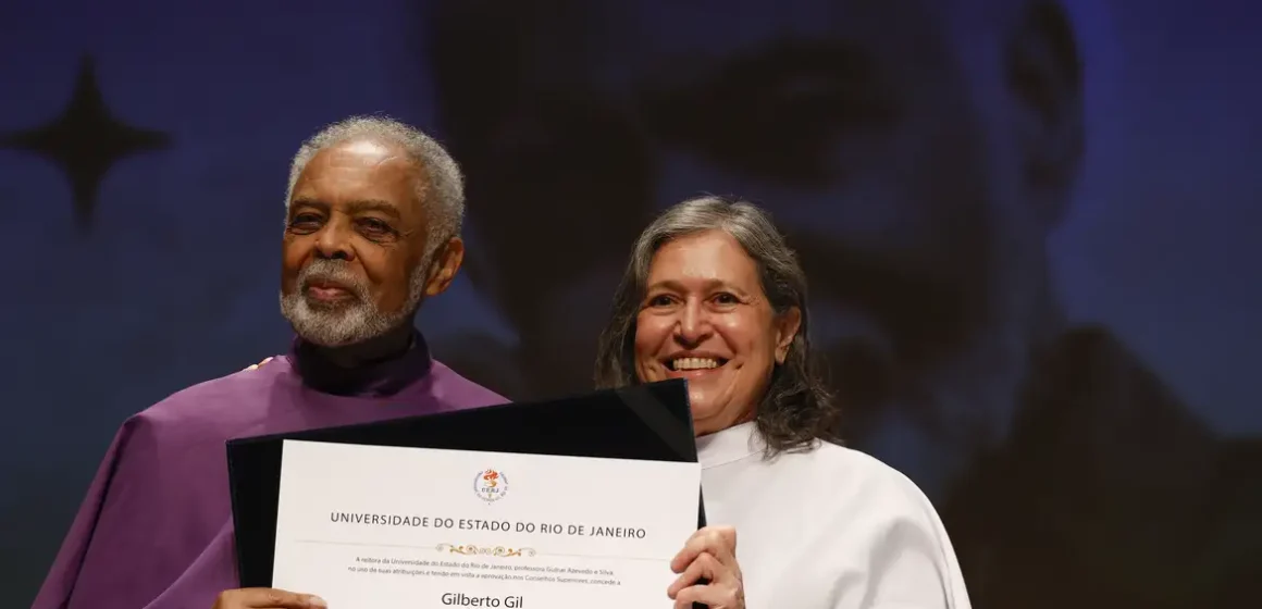 Gilberto Gil é homenageado na Uerj por contribuições culturais ao país