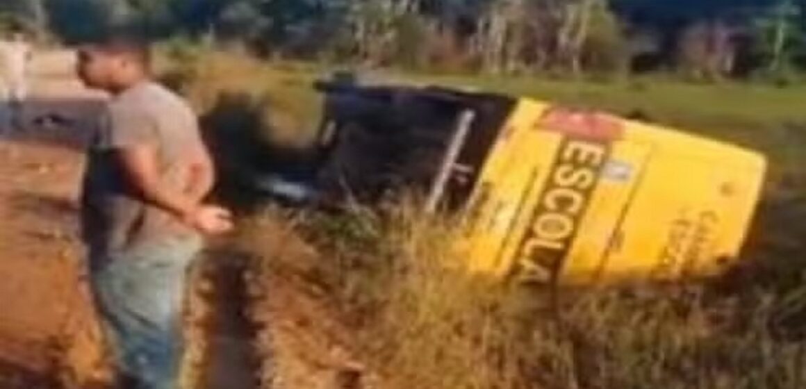 Em Moju, ônibus escolar tomba em estrada de terra após acidente