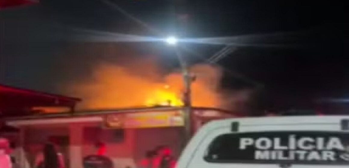 Em Abaetetuba, padaria pega fogo e chamas altas assustam vizinhos