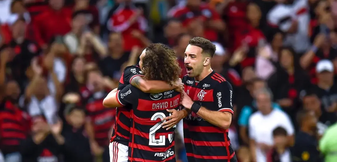 Flamengo derrota Cruzeiro para se isolar na ponta do Brasileiro