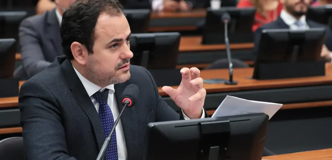 Conselho de Ética arquiva processo contra deputado Glauber Braga