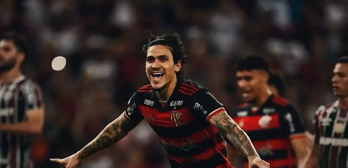Flamengo bate Flu com gol de pênalti e segue líder do Brasileirão