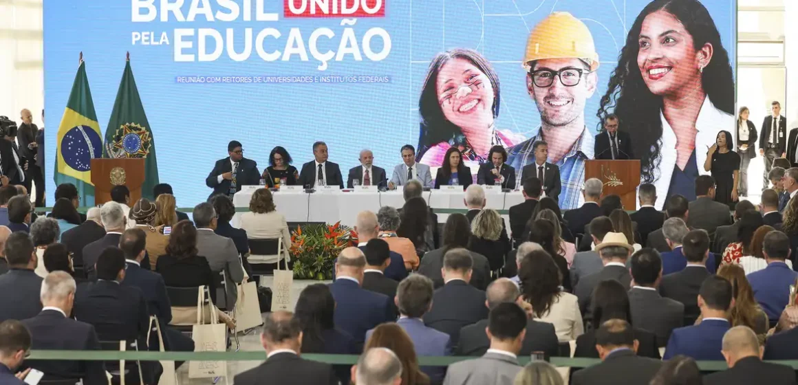 Governo anuncia R$ 5,5 bi para obras e novos campi universitários