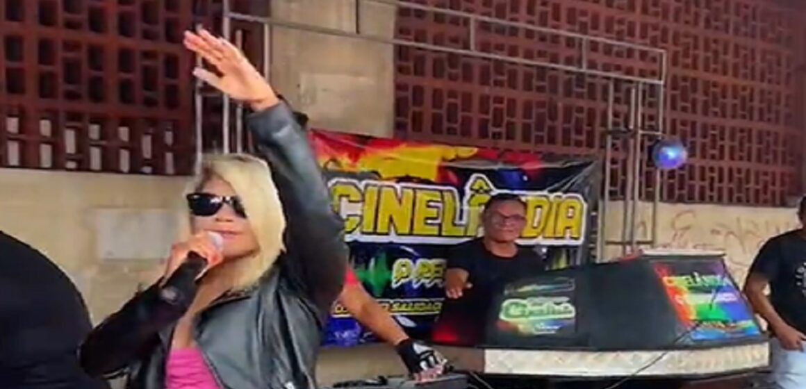 ru Cantora Ruthetty retorna ao palco e se apresenta em feira de Belém