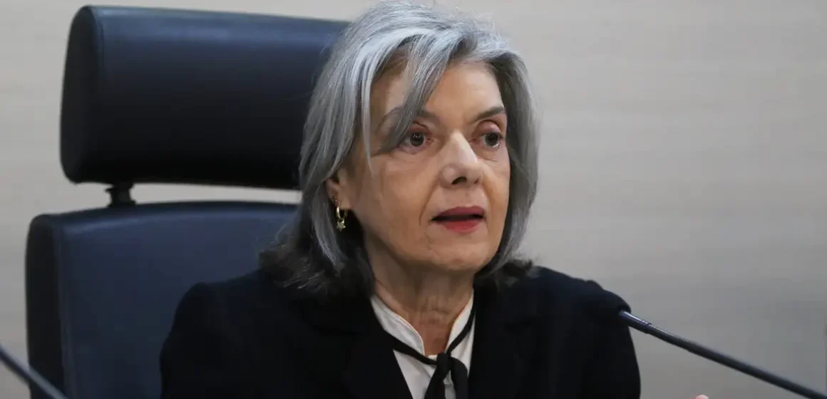Cármen Lucia toma posse na presidência do TSE