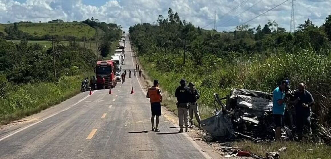 Em Paragominas, carro pega fogo após colidir com carreta em acidente