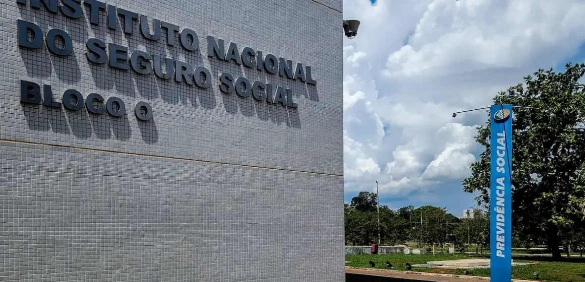 Servidores do INSS entram em greve por tempo indeterminado