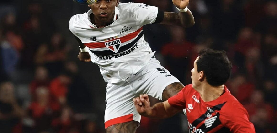 São Paulo vence o Athletico e entra no G4 do Brasileirão