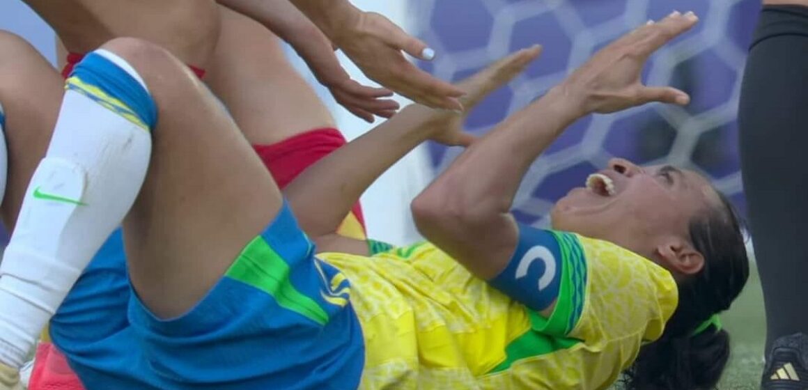 Marta é expulsa em jogo contra a Espanha e deixa campo chorando