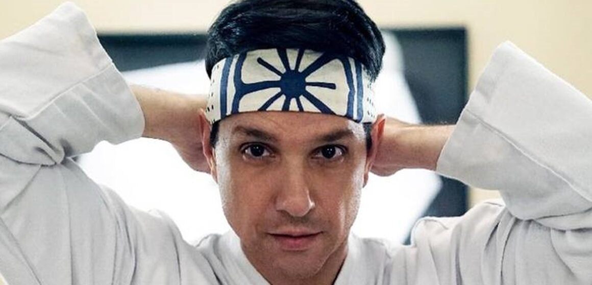 Ralph Macchio diz que Cobra Kai tornou Karatê Kid melhor: “Era preto e branco”