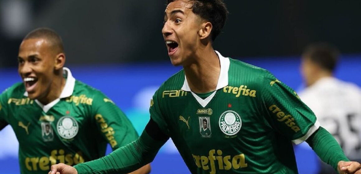 Palmeiras vence o Corinthians e cola na liderança do Brasileirão