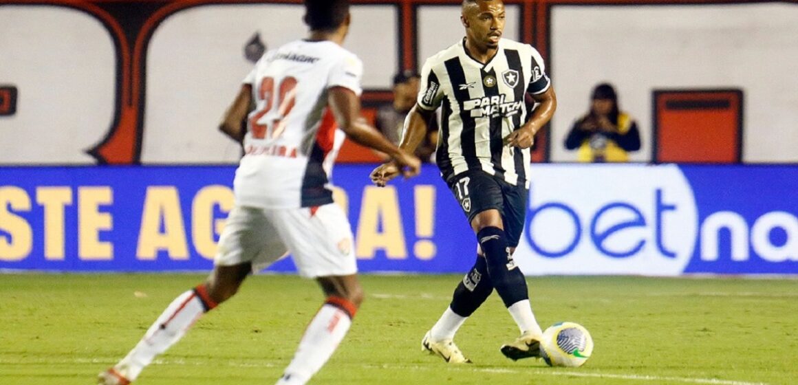 Botafogo vence o Vitória e assume liderança do Brasileirão