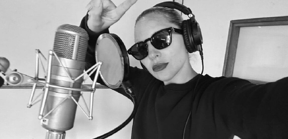 Lady Gaga publica foto em estúdio e anima fãs