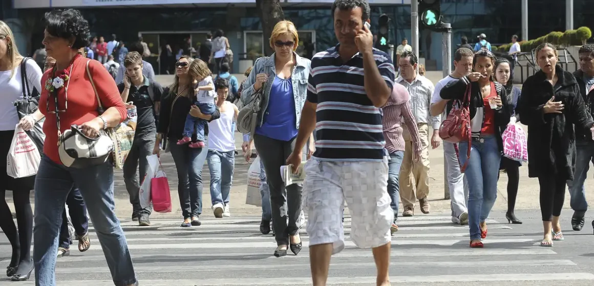 Desemprego cai para 6,9%, menor índice do trimestre desde 2014