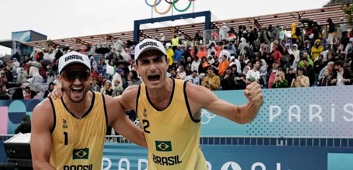 André e George sobram na estreia do vôlei de praia em Paris 2024
