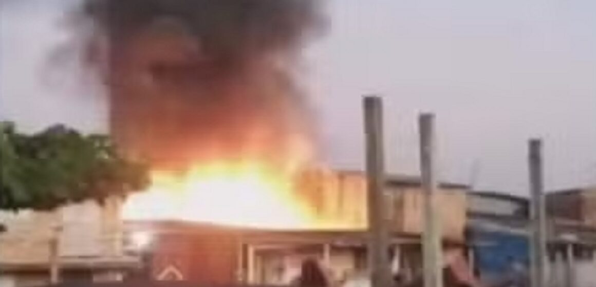 Casa de madeira é destruída por incêndio em Ananindeua