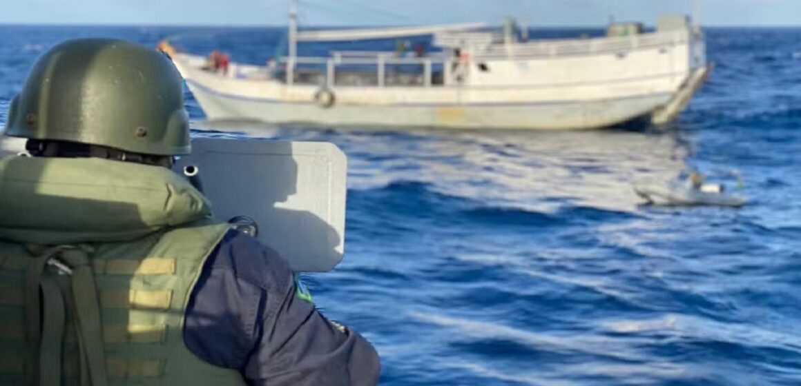 Polícia Federal e Marinha apreendem barco em alto mar com quase 2 milhões de maços de cigarros contrabandeados