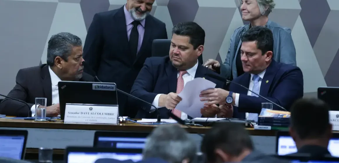 CCJ do Senado adia votação da PEC que altera regime jurídico do BC