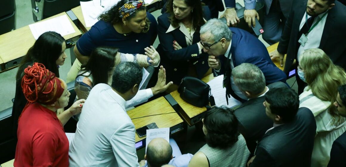 Câmara aprova PEC que perdoa multas e cotas raciais de partidos