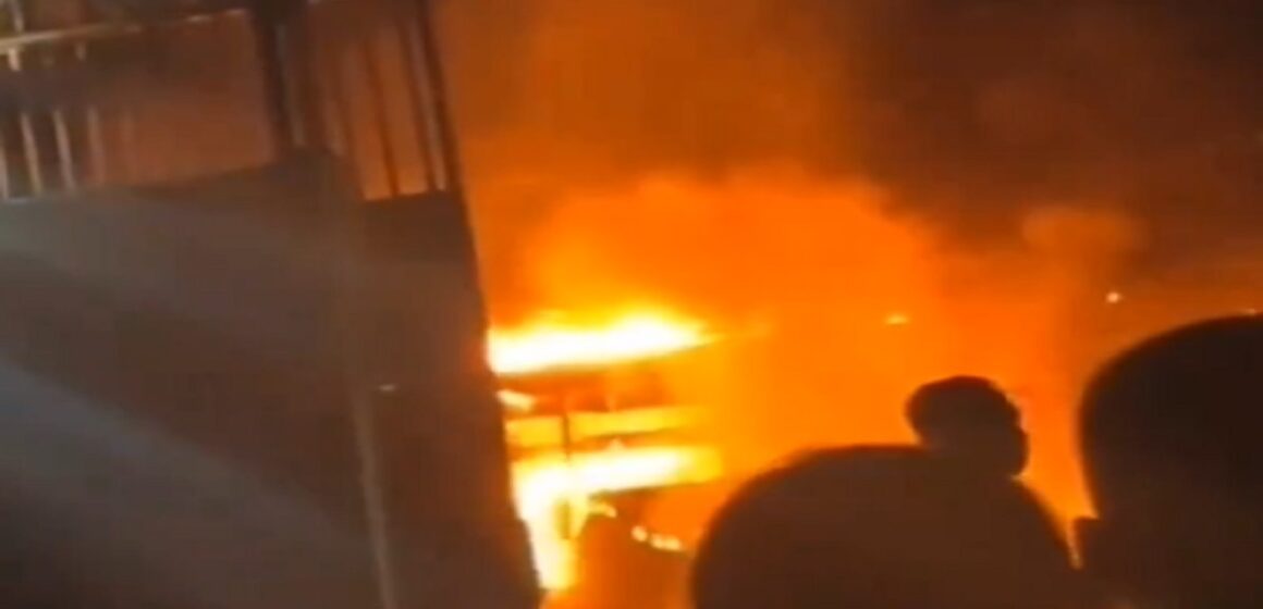 Em Moju, ônibus é destruído por incêndio em garagem de empresa de transporte
