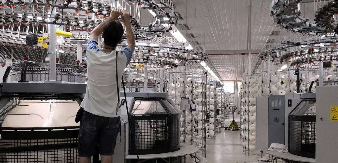 Produção industrial cai 0,9% em maio, diz IBGE