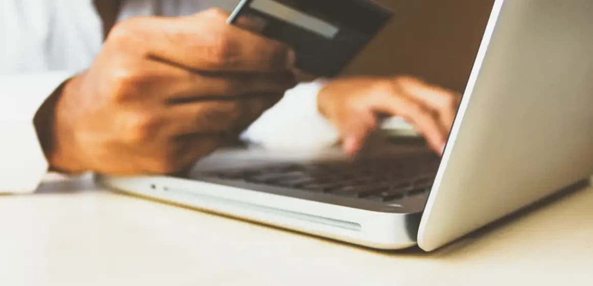 Juros do cartão de crédito sobem e atingem 429,5% ao ano em junho