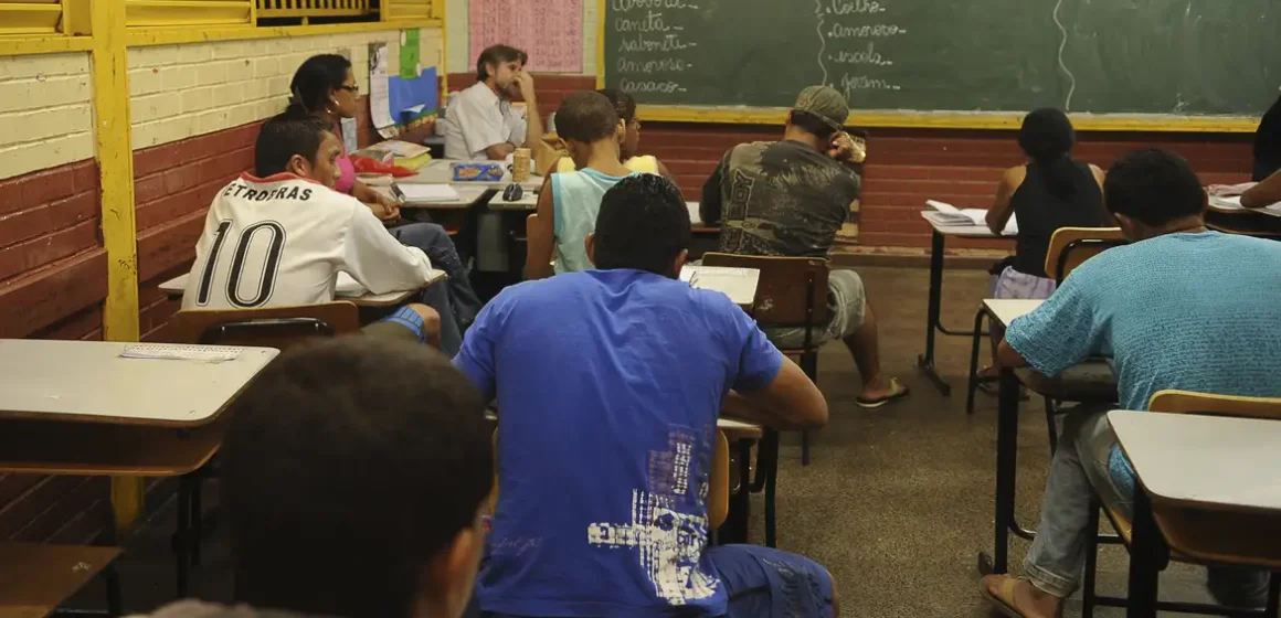MEC cria programa de apoio a escolas públicas com aulas noturnas