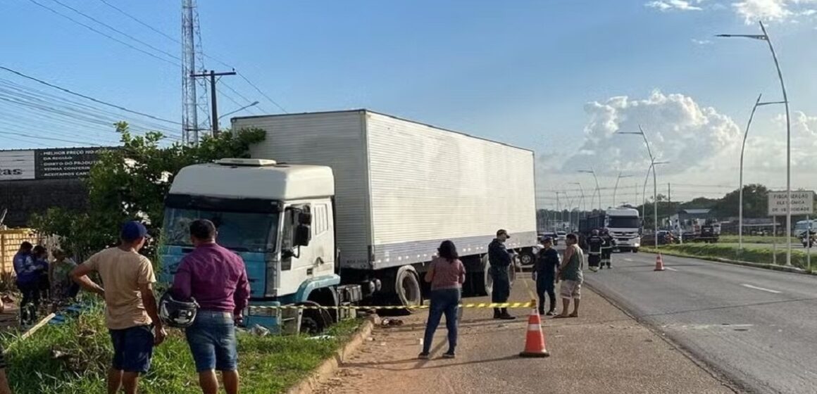 Em Santa Izabel do Pará, mulher morre e criança fica ferida em acidente com carreta na BR-316