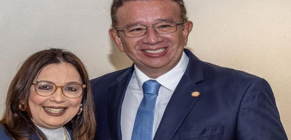 José Fernando Gomes recebe placa de reconhecimento
