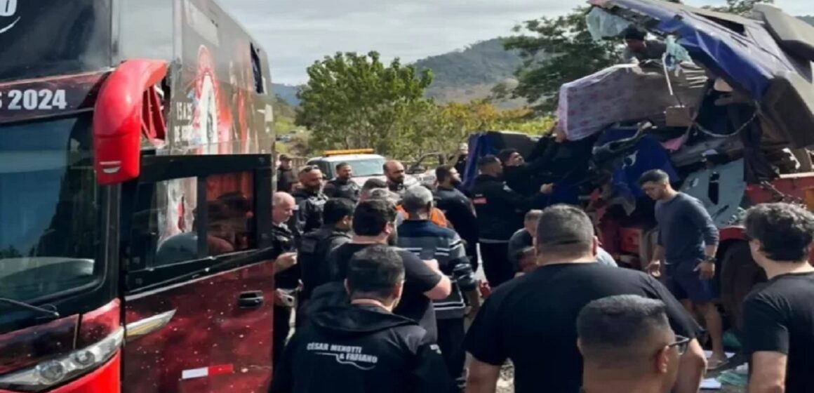Ônibus de César Menotti e Fabiano sofre acidente em Minas Gerais