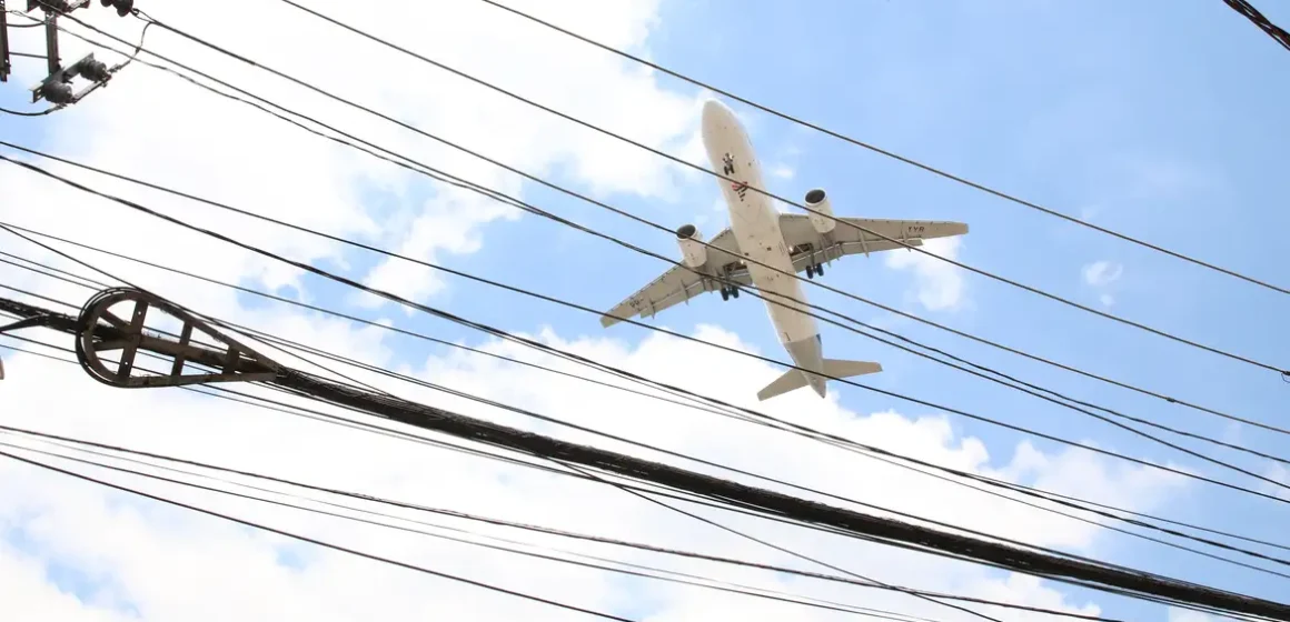 aviao_da_latam_bairro_de_jabaquara_rvrsa_abr_221020214302 Transporte aéreo puxa alta do setor de serviços em junho