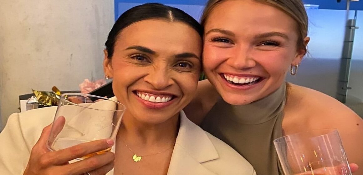 Marta pede a jogadora Carrie Lawrence em noivado