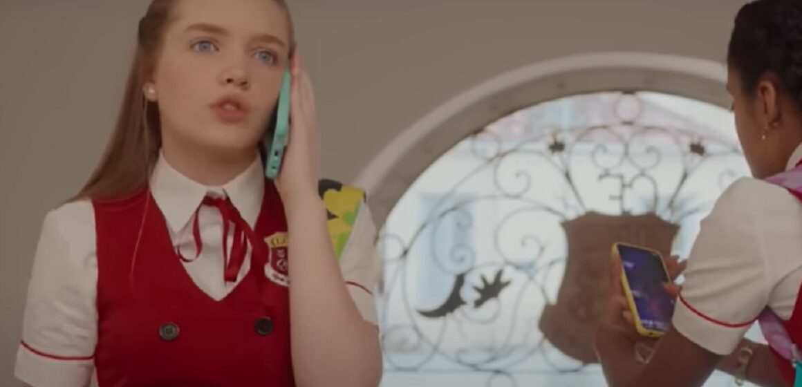 princesa Curta o feriado assistindo “Princesa adormecida”