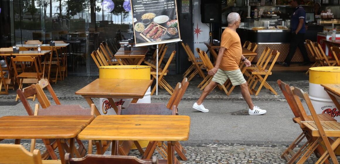 Serviços não financeiros tiveram recorde de ocupação em 2022, diz IBGE