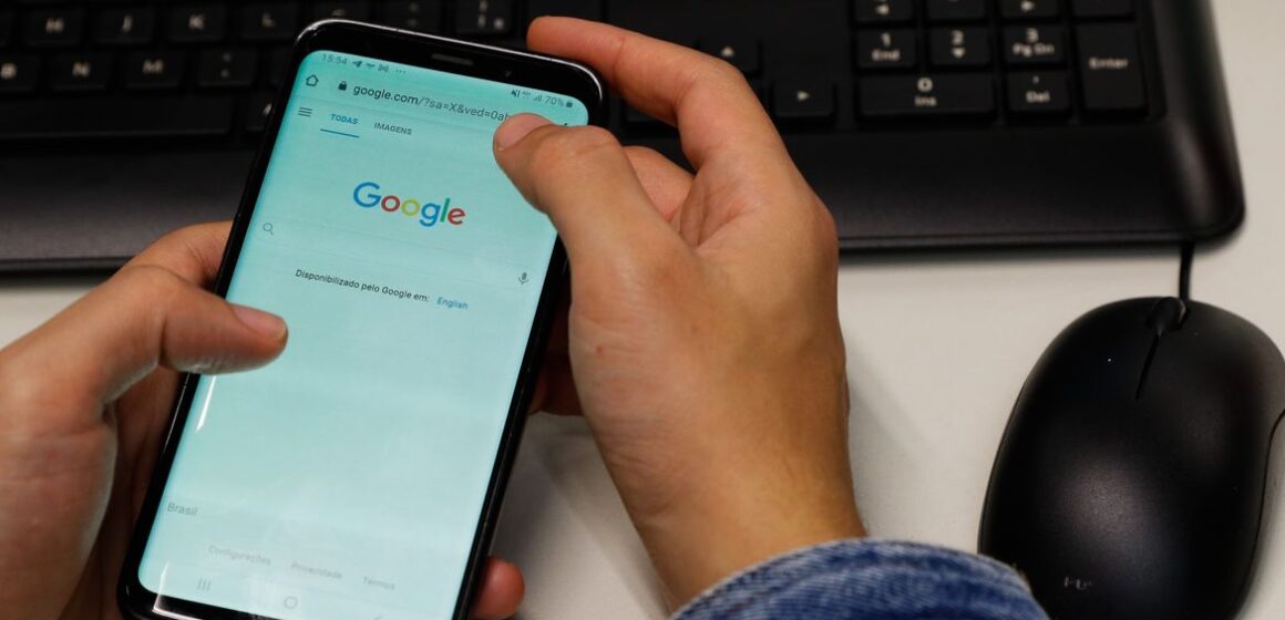 Seis em cada 10 escolas têm regras para uso do celular pelos alunos