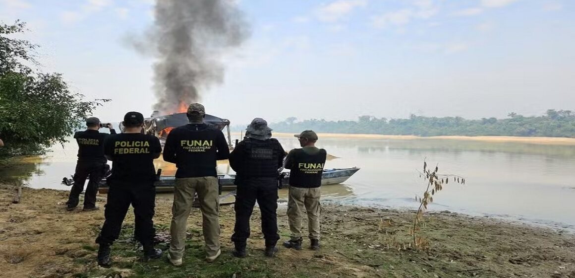 whatsapp-image-2024-08-12-at-14.43.08 Em Ourilândia do Norte, Polícia Federal e Funai destroem barco usado na extração de ouro em garimpo ilegal na Terra Indígena Kayapó