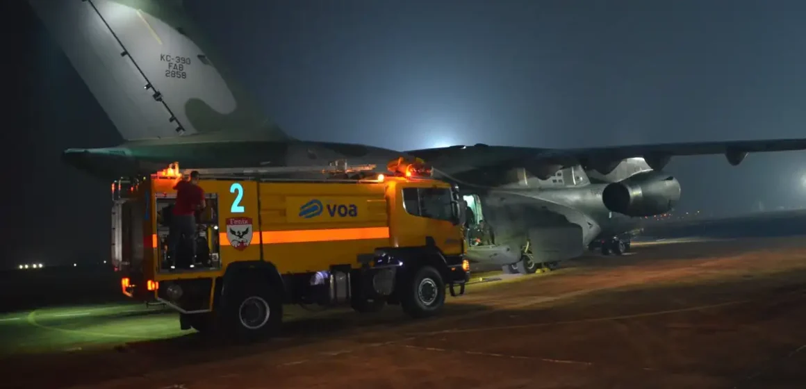 FAB cede avião para auxiliar no combate ao fogo no interior paulista