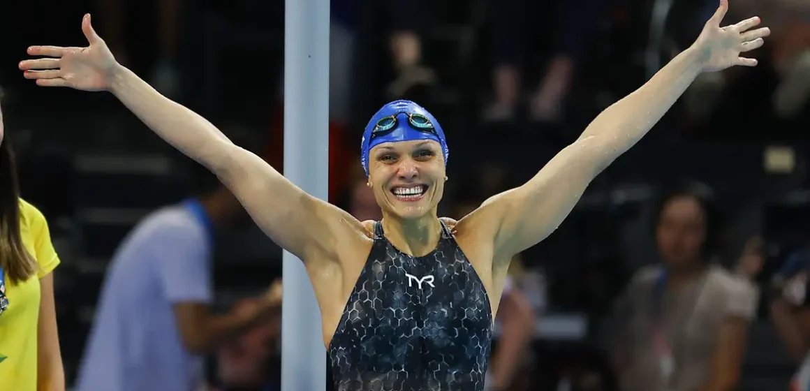 Carol Santiago é ouro nos 100m costas e faz história para o Brasil