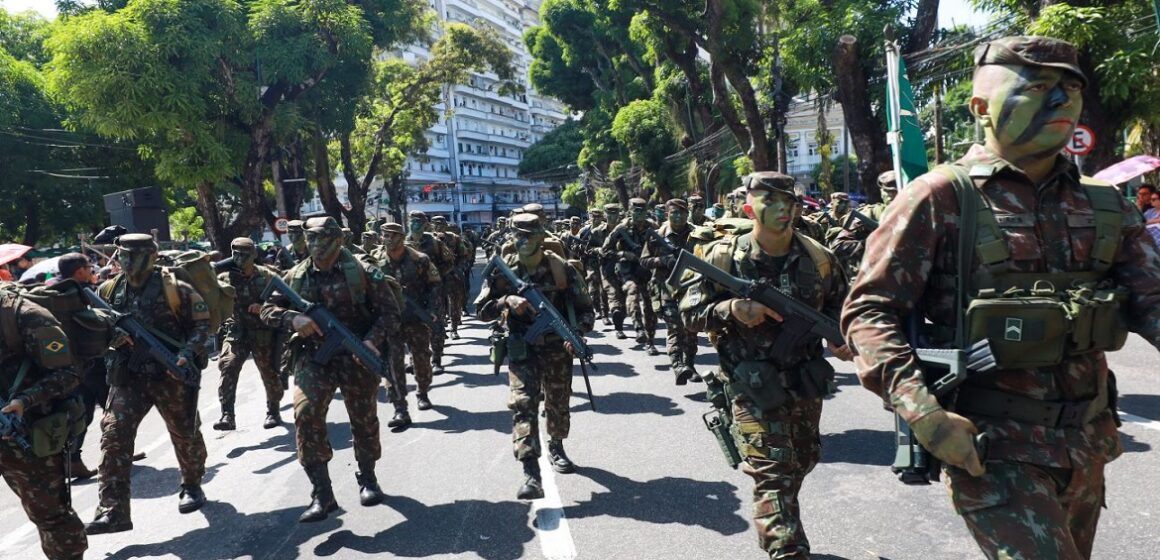 Milhares de pessoas acompanham o Desfile Cívico-Militar de 7 de Setembro em Belém